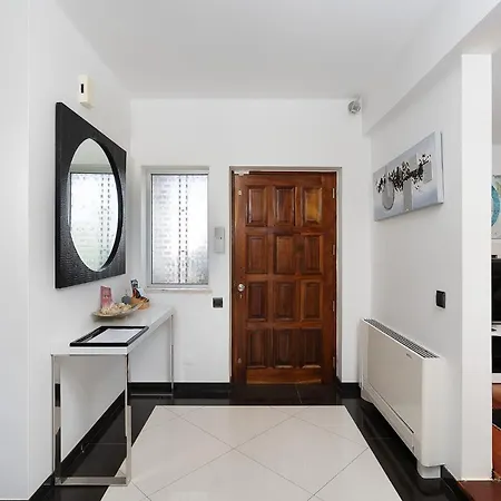 Vakantiehuis Deluxe 4bdr House W/ Pool By Lovelystay