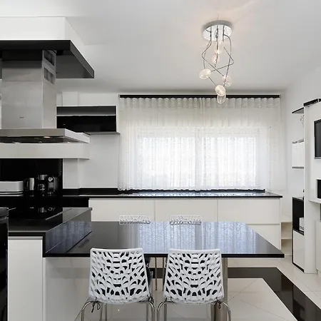 Deluxe 4bdr House W/ Pool By Lovelystay 波尔蒂芒