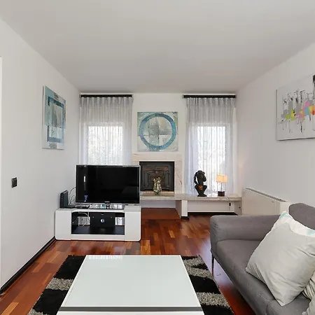 Deluxe 4bdr House W/ Pool By Lovelystay *