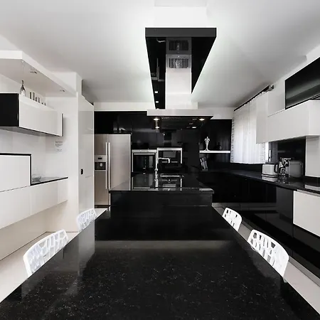 Deluxe 4bdr House W/ Pool By Lovelystay
