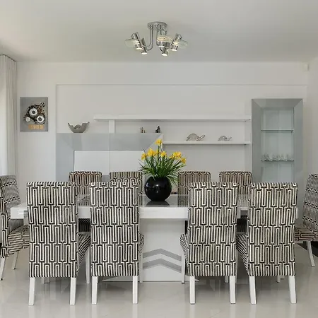 Deluxe 4bdr House W/ Pool By Lovelystay