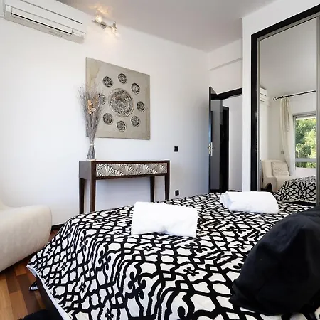 Deluxe 4bdr House W/ Pool By Lovelystay Vakantiehuis