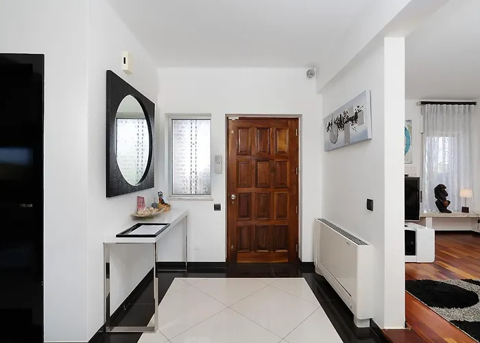 Dom wakacyjny Deluxe 4bdr House W/ Pool By Lovelystay