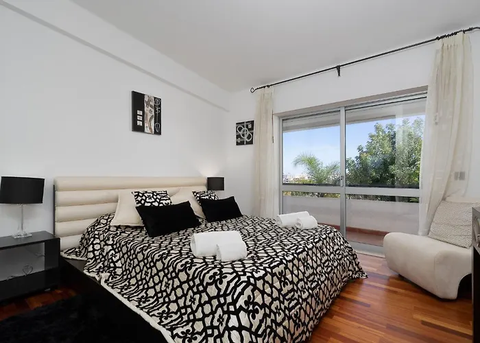 Dom wakacyjny Deluxe 4bdr House W/ Pool By Lovelystay *