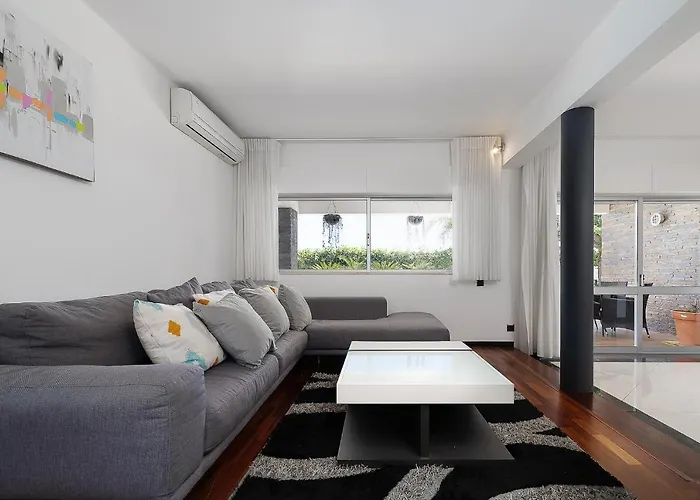 Dom wakacyjny Deluxe 4bdr House W/ Pool By Lovelystay