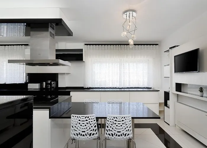 Deluxe 4bdr House W/ Pool By Lovelystay Portimão