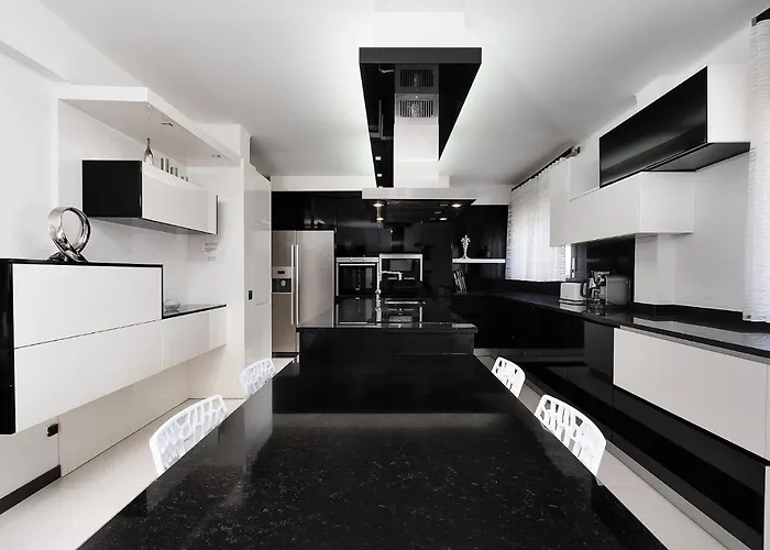 Deluxe 4bdr House W/ Pool By Lovelystay