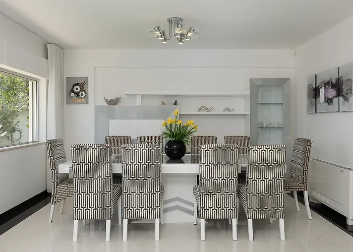 Deluxe 4bdr House W/ Pool By Lovelystay